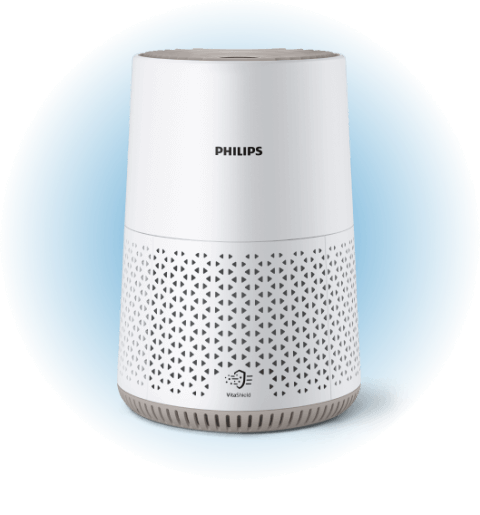 Biały oczyszczacz powietrza z logo PHILIPS na górze i wzorem trójkątów na dolnej części obudowy. Widoczny jest także napis \'VitaShield\'.