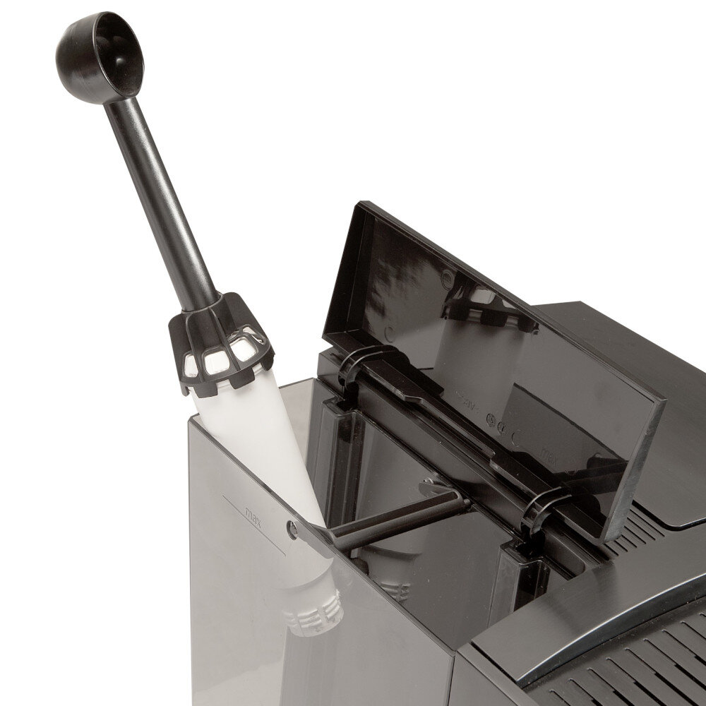 Zdjęcie przedstawia otwarty pojemnik ekspresu do kawy z widoczną rurką i uchwytem. Elementy są w kolorze czarnym i białym.