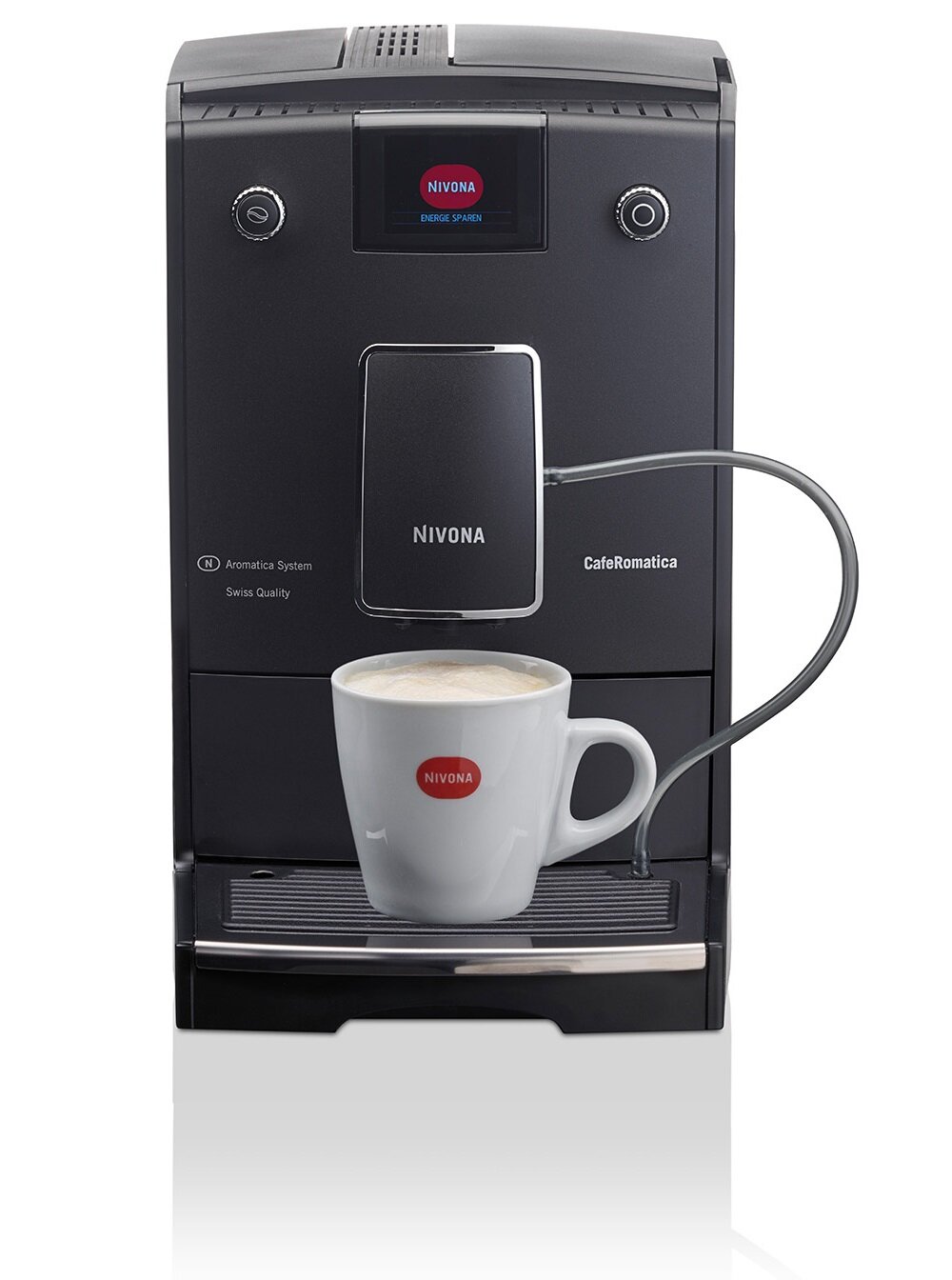 Czarny ekspres do kawy z logo NIVONA i napisem CafeRomatica, z filiżanką kawy z pianką na podstawce. Na ekspresie widoczne są napisy: \'Aromatica System\', \'Swiss Quality\'.
