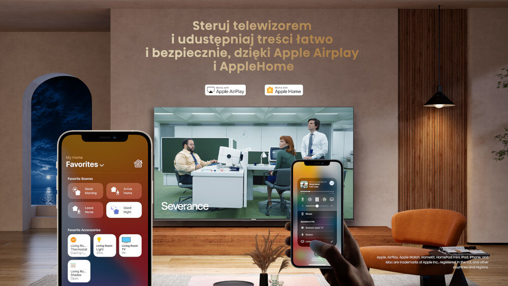 Na obrazie widać duży telewizor wyświetlający scenę z biura oraz dwa smartfony z aplikacjami do sterowania domem. Nad telewizorem znajduje się tekst: \'Steruj telewizorem i udostępniaj treści łatwo i bezpiecznie, dzięki Apple Airplay i AppleHome\'.