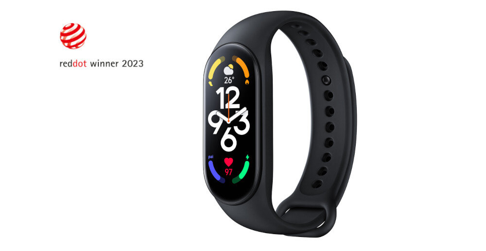 Czarny smartband z kolorowym wyświetlaczem pokazującym godzinę, datę i inne informacje. Obok znajduje się logo \'reddot winner 2023\'.
