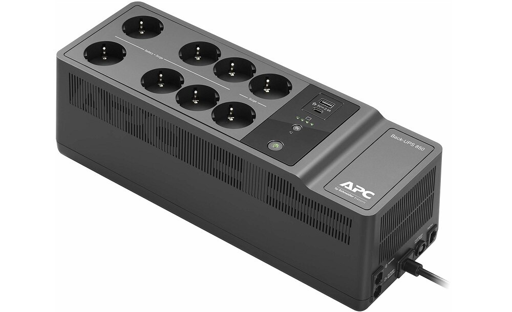 Na obrazie widoczny jest czarny zasilacz UPS z ośmioma gniazdami elektrycznymi i dwoma portami USB. Na obudowie znajduje się logo \'APC\' oraz napis \'Back UPS 850\'.