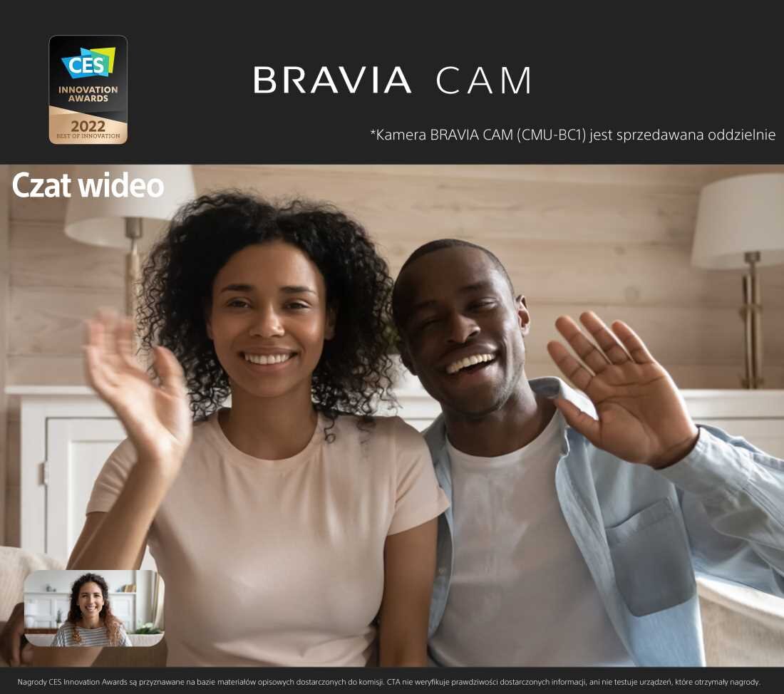 Na obrazie widać dwie osoby siedzące na kanapie, uśmiechające się i machające rękami. W górnej części obrazu znajduje się tekst: \'BRAVIA CAM\', a poniżej napis \'Czat wideo\'.