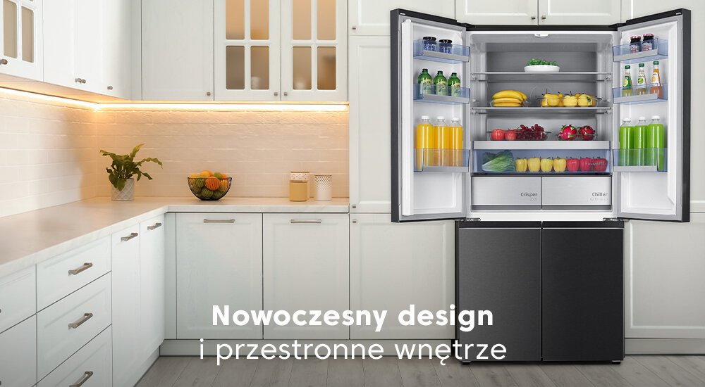 Kuchnia z otwartą lodówką w ciemnym kolorze, wypełnioną różnorodnymi produktami spożywczymi. Na dole obrazu widoczny jest tekst: \'Nowoczesny design i przestronne wnętrze\'.