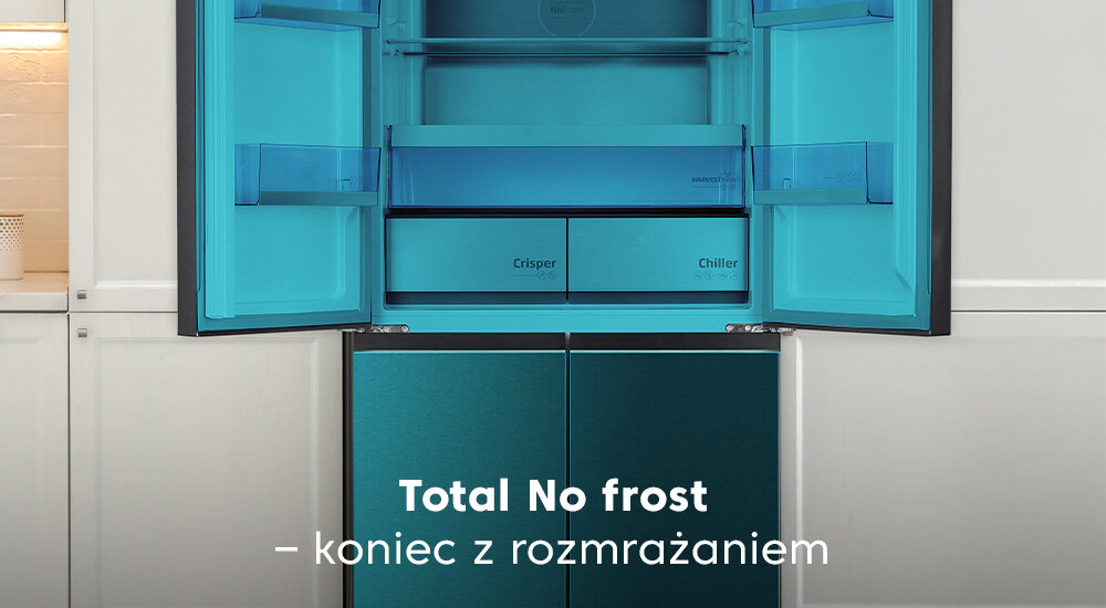 Otwarta lodówka z niebieskim wnętrzem, widoczne półki i szuflady oznaczone jako \'Crisper\' i \'Chiller\'. Na dole obrazu tekst: \'Total No frost – koniec z rozmrażaniem\'.