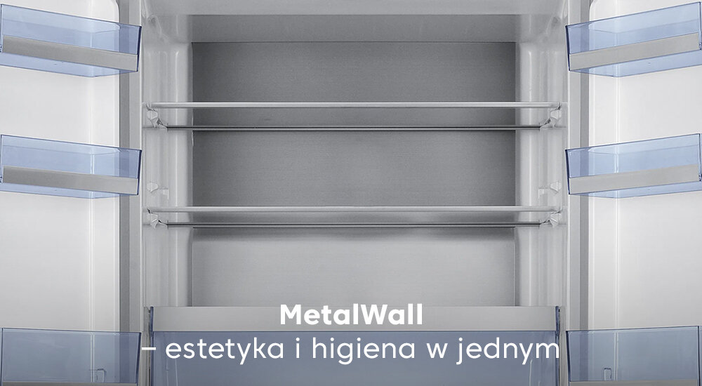 Wnętrze lodówki z półkami i pojemnikami na drzwiach. Tekst na dole: \'MetalWall – estetyka i higiena w jednym\'.