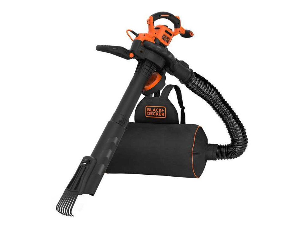 Elektryczny odkurzacz do liści w kolorze czarno-pomarańczowym z widocznym logo \'BLACK+DECKER\' na torbie. Urządzenie posiada długi wąż i ergonomiczny uchwyt.