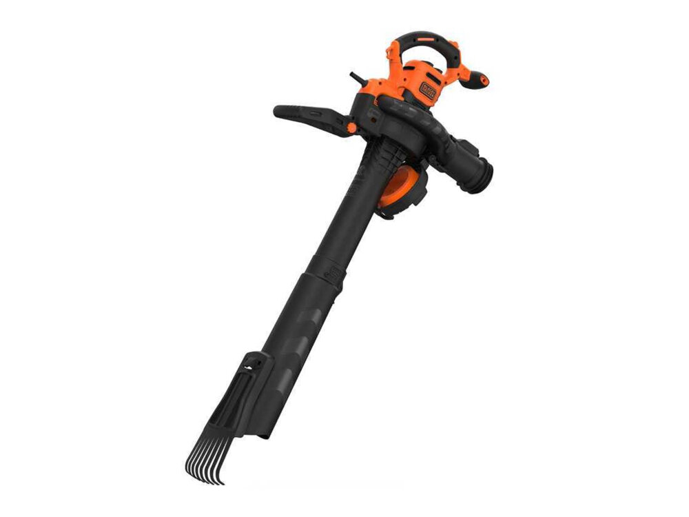 Elektryczny odkurzacz do liści w kolorze czarno-pomarańczowym z widocznym logo BLACK+DECKER. Urządzenie ma długi, czarny wylot powietrza z pomarańczowym uchwytem i elementami sterującymi.