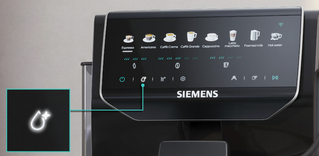 Panel sterowania ekspresu do kawy z wyświetlaczem dotykowym, na którym widoczne są ikony różnych rodzajów kaw, takich jak Espresso, Americano, Caffè Crema, Cappuccino, Latte macchiato, Foamed milk i Hot water. Logo \'SIEMENS\' znajduje się poniżej wyświetlacza.