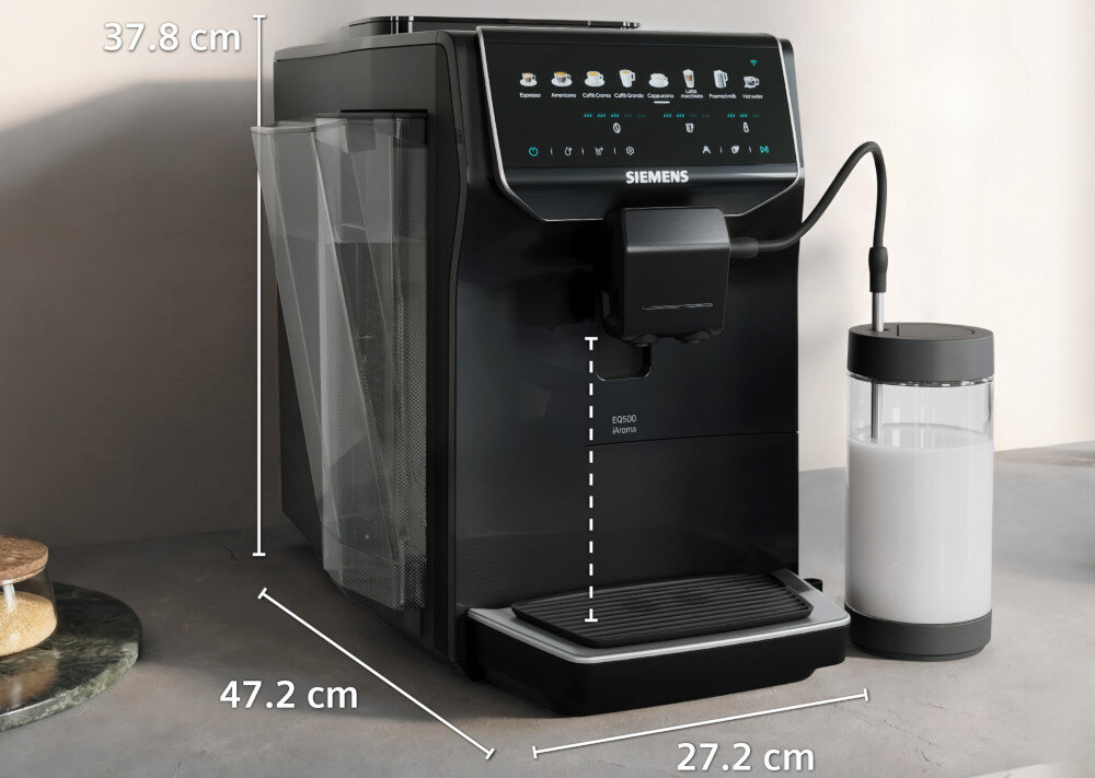 Czarny ekspres do kawy z wyświetlaczem dotykowym i logo SIEMENS, obok pojemnik na mleko. Wymiary urządzenia to 37.8 cm wysokości, 47.2 cm głębokości i 27.2 cm szerokości.