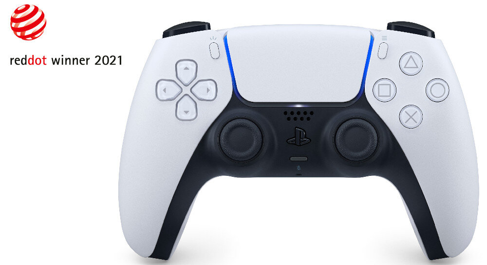 Na obrazie widoczny jest biały kontroler do gier z czarnymi elementami, posiadający charakterystyczne przyciski i joysticki. W lewym górnym rogu znajduje się tekst \'reddot winner 2021\'.