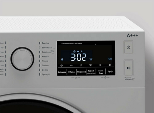 Panel sterowania pralki z wyświetlaczem pokazującym czas 3:02 oraz przyciskami do wyboru programów prania. Widoczne są oznaczenia takie jak A+++ oraz przyciski z symbolami startu i pauzy.