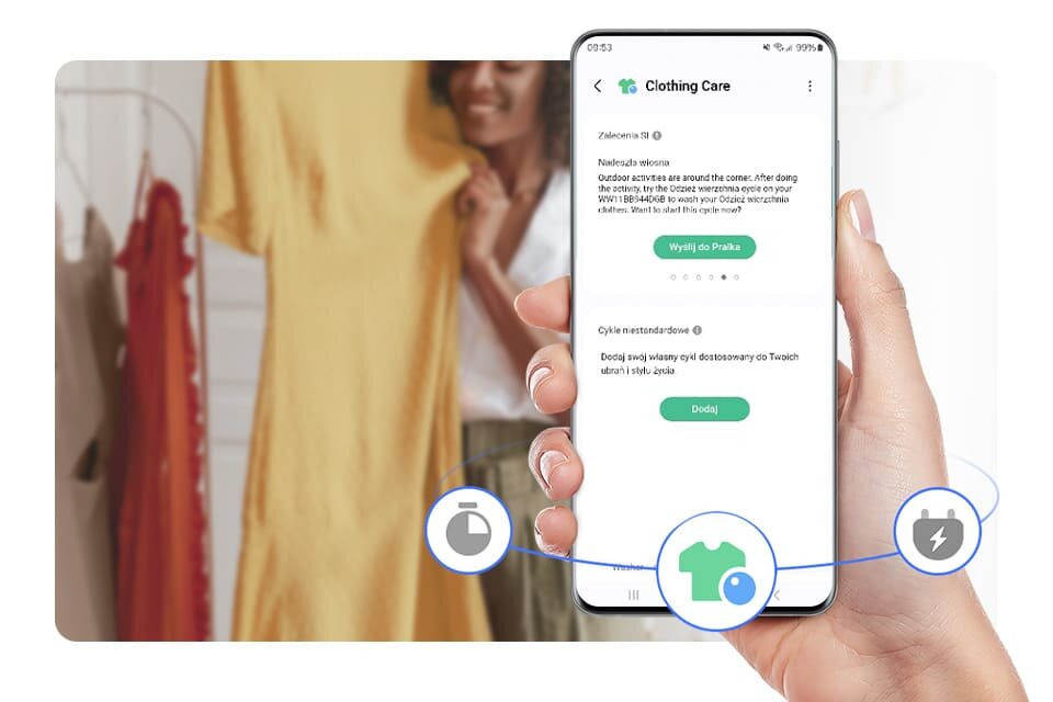 Osoba trzyma smartfon z aplikacją \'Clothing Care\' wyświetlającą komunikaty dotyczące prania. W tle widoczna jest osoba trzymająca żółtą sukienkę, a na ekranie telefonu znajdują się przyciski \'Wyślij do Pralki\' i \'Dodaj\'.