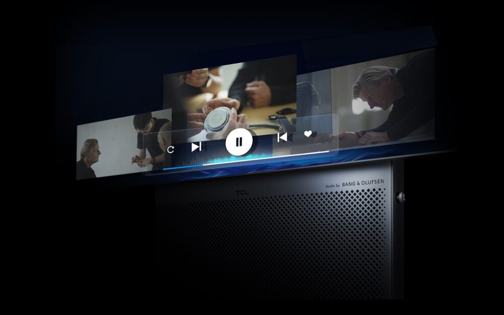 Monitor TCL 32X3A Bang & Olufsen — odtwarzacz audio z trzema scenami i grill głośnika z logo 'Audio by BANG & OLUFSEN'