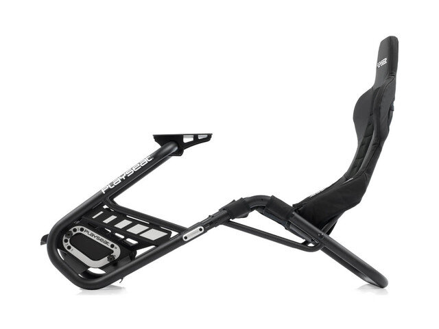 Na obrazie widoczny jest czarny kokpit do symulatora wyścigowego z napisem \'PLAYSEAT\' na ramie. Konstrukcja jest metalowa z siedziskiem pokrytym materiałem.