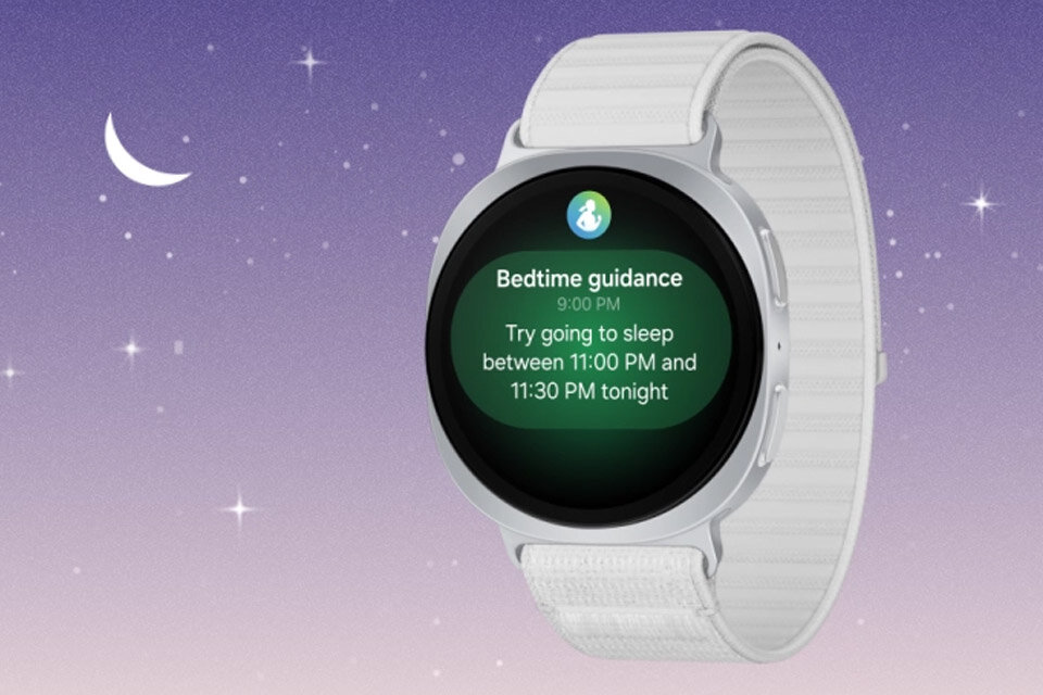 Galaxy Watch8 widziany pod kątem z przodu — na ekranie Wskazówki dotyczące pory snu z tekstem: „Spróbuj dziś zasnąć między 23:00 a 23:30.”