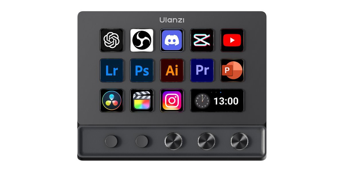 Panel z logo \'Ulanzi\' posiada piętnaście przycisków z ikonami różnych aplikacji, takich jak Discord, YouTube, Lightroom, Photoshop, Illustrator, Premiere Pro, PowerPoint, DaVinci Resolve, Final Cut Pro, Instagram oraz zegar z godziną 13:00. Na dole znajdują się cztery pokrętła i jeden przycisk.