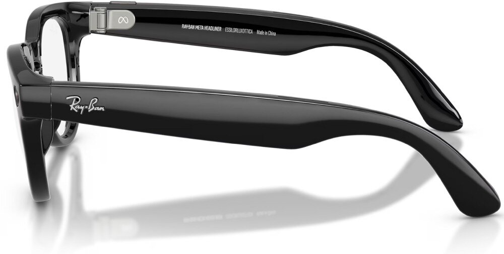 Czarne, błyszczące okulary z widocznym logo Ray-Ban na zauszniku. Na wewnętrznej stronie zausznika znajduje się napis: \'RAY-BAN META HEADLINER ESSILORLUXOTTICA Made in China\'.