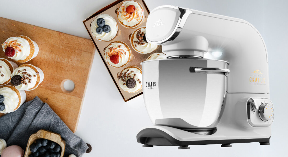 Robot kuchenny planetarny ETA Gratus Evo Max II ETA102890062 z rozdrabniaczem, maszynką do mięsa i blenderem kielichowym  zdjęcie lifestyle Precyzyjne mieszanie Planetarny system mieszania Płynna regulacja obrotów, funkcja PULS stabilizator prędkości Trzepaczka FitForOne