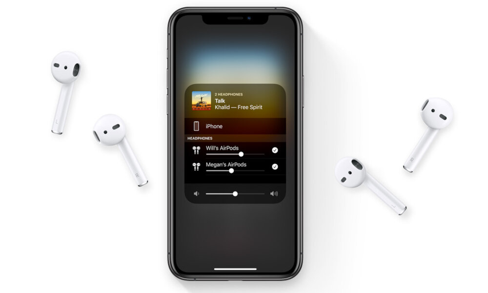 Na obrazie widoczny jest smartfon z wyświetlonym ekranem sterowania muzyką oraz cztery białe słuchawki douszne. Na ekranie telefonu widnieje tekst: \'Talk Khalid — Free Spirit\', \'iPhone\', \'Will’s AirPods\', \'Megan’s AirPods\'.