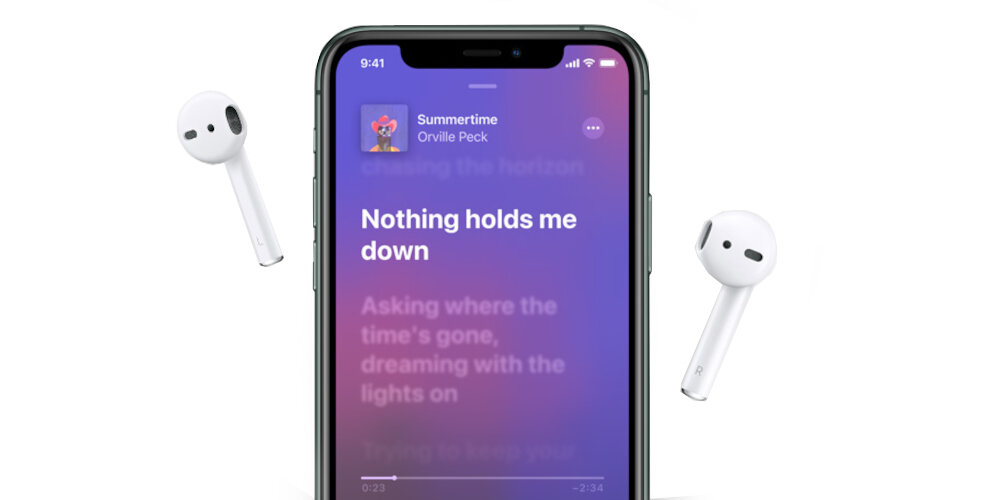 Na obrazie widoczne są białe słuchawki douszne oraz smartfon z wyświetlonym ekranem odtwarzacza muzyki. Na ekranie widnieje tekst: \'Summertime Orville Peck Nothing holds me down\'.