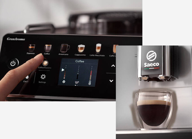 Na zdjęciu widoczny jest panel sterowania ekspresu do kawy z ikonami różnych napojów, takich jak Espresso, Coffee, Americano, Cappuccino, Latte Macchiato, Caffe Latte. Obok znajduje się wylewka z logo \'Saeco\', pod którą stoi szklanka z kawą.