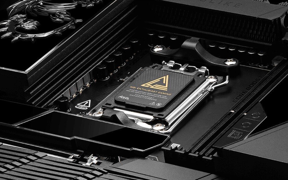 Zbliżenie na płytę główną z widocznym gniazdem procesora i napisem \'MSI ENTHUSIAST GAMING\'.