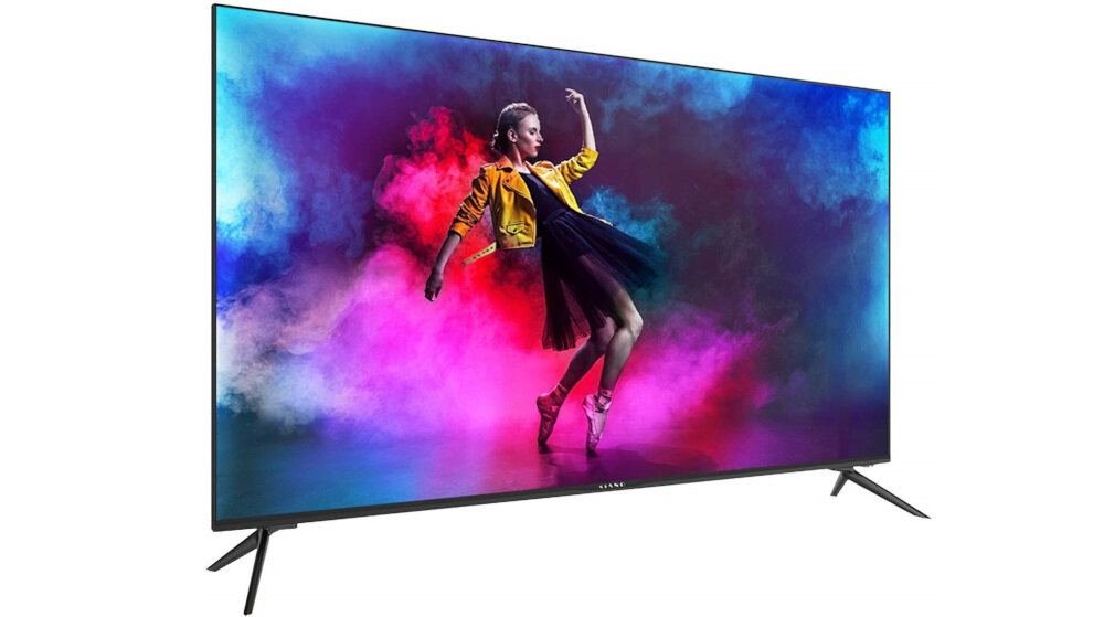 Telewizor z cienką ramką wyświetla kolorowy obraz przedstawiający osobę w dynamicznej pozie na tle kolorowego dymu. Na dolnej ramce widoczne jest logo \'KIANO\'.