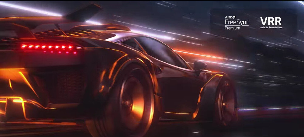Obraz przedstawia sportowy samochód w ruchu, z efektem rozmycia świateł w tle. W prawym górnym rogu widoczny jest tekst: \'AMD FreeSync Premium VRR Variable Refresh Rate\'.