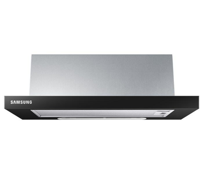 Czarny okap kuchenny z widocznym logo \'SAMSUNG\' na przednim panelu. Posiada metalowy filtr i prostokątny kształt.