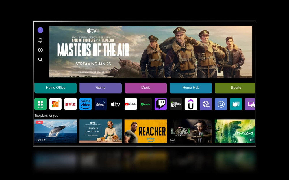 Ekran telewizora z interfejsem użytkownika, na którym widoczne są aplikacje takie jak Netflix, Prime Video, Disney+, YouTube oraz reklama serialu \'Masters of the Air\'.
