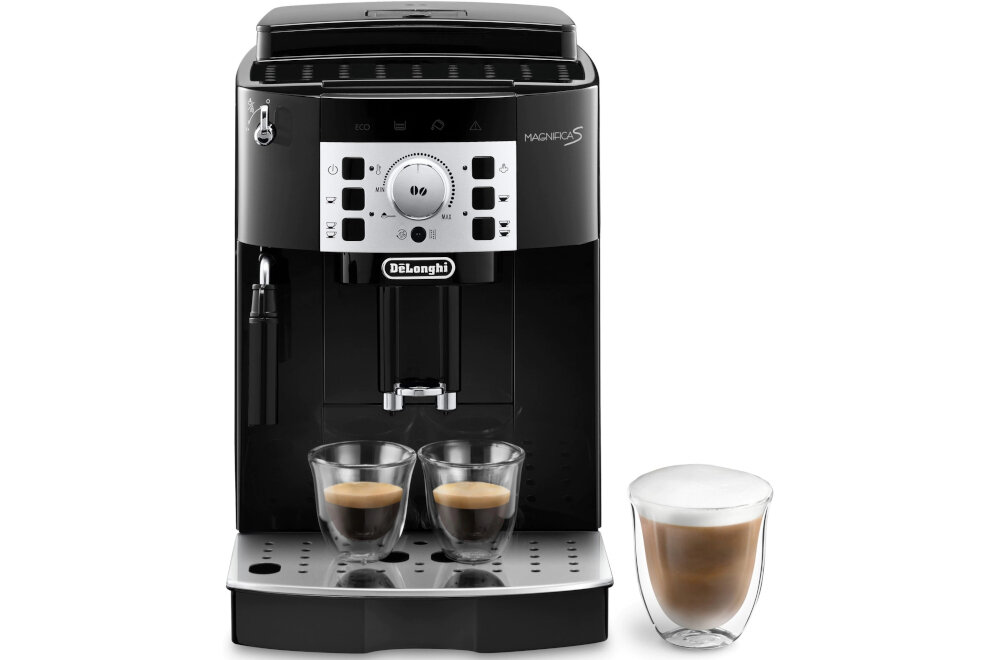 Czarny ekspres do kawy z logo \'DeLonghi\' i napisem \'Magnifica S\' na panelu sterowania. Przed ekspresem znajdują się dwie filiżanki z kawą oraz jedna filiżanka z mleczną pianką.