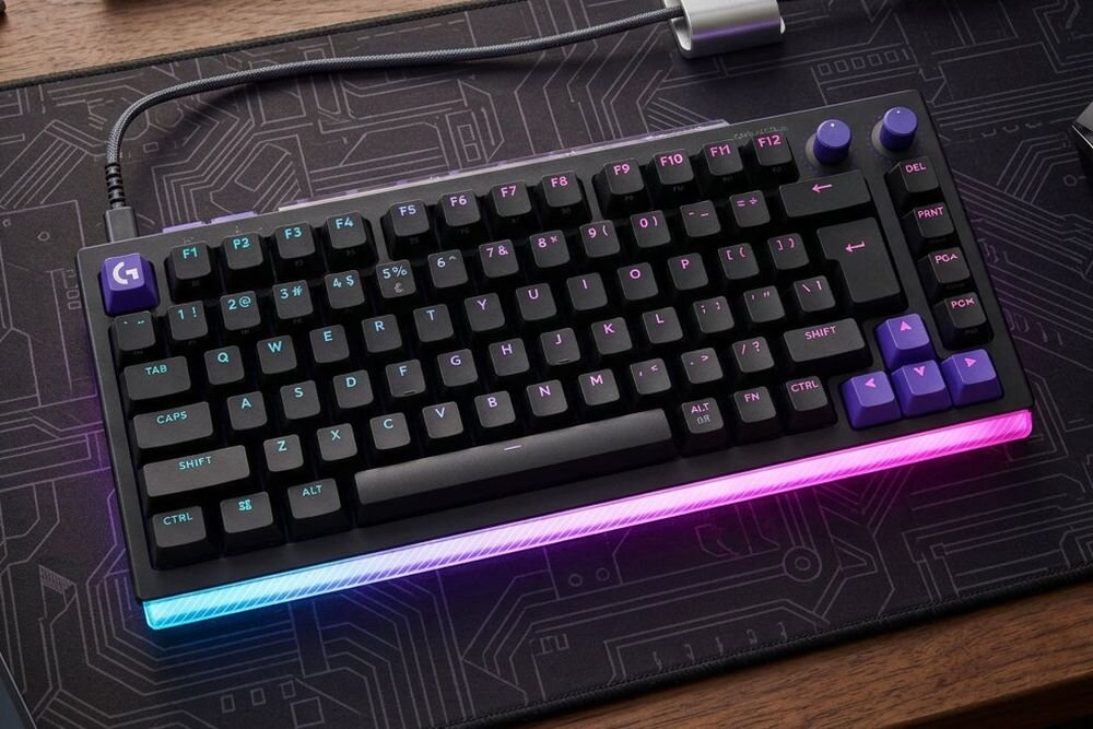 Klawiatura LOGITECH G512 X 75 - Widok z góry na klawiaturę z podświetleniem RGB na biurku