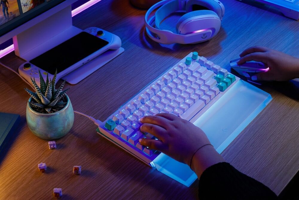 Klawiatura LOGITECH G512 X 75 Logitech G512 X 75 przewodowa klawiatura gamingowa DUAL SWAP analogowych przełączników magnetycznych i mechanicznych układzie 75% - Stanowisko z klawiaturą, podkładką na nadgarstki i dłonią korzystającą z myszy
