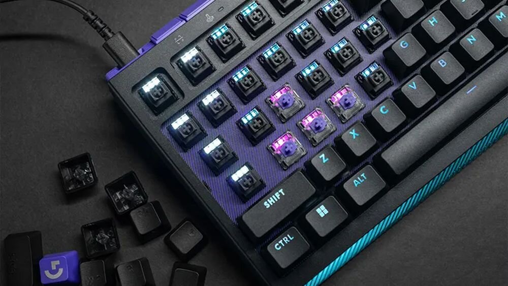 Klawiatura LOGITECH G512 X 75 DUAL SWAP analogowe przełączniki magnetyczne i mechaniczne Logitech G512 X 75 39 gniazd DUAL SWAP TMR (Tunnel Magneto-Resistance) 9 analogowych przełączników GATERON K20 - Zbliżenie na odkryte przełączniki pod zdjętymi nakładkami klawiszy klawiatury
