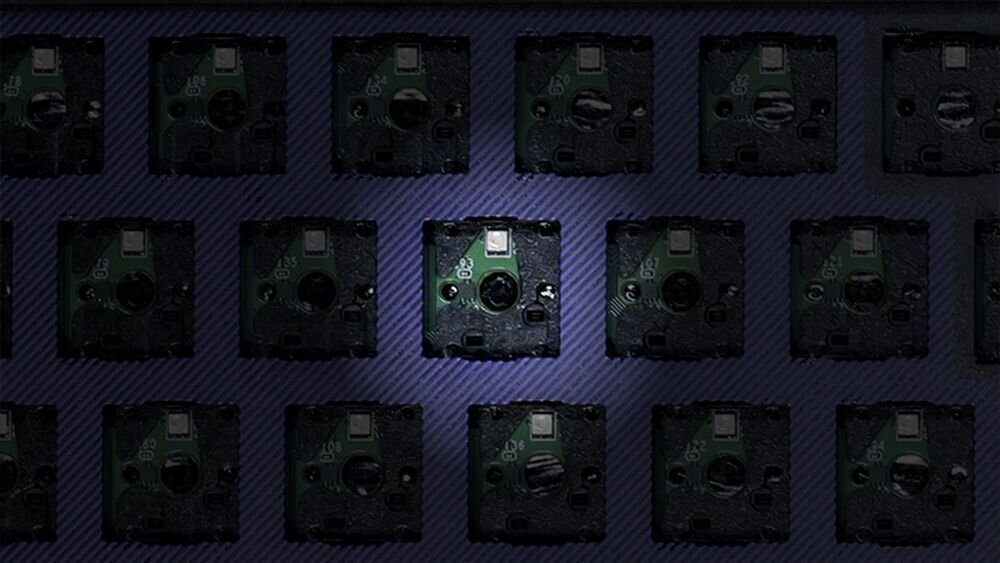 Klawiatura LOGITECH G512 X 75 Czujniki TMR (tunelowej magnetorezystancji) Logitech G512 X 75 analogowymi przełącznikami precyzyjne wykrywanie ich położenia - Widok na puste gniazda przełączników na płytce drukowanej urządzenia