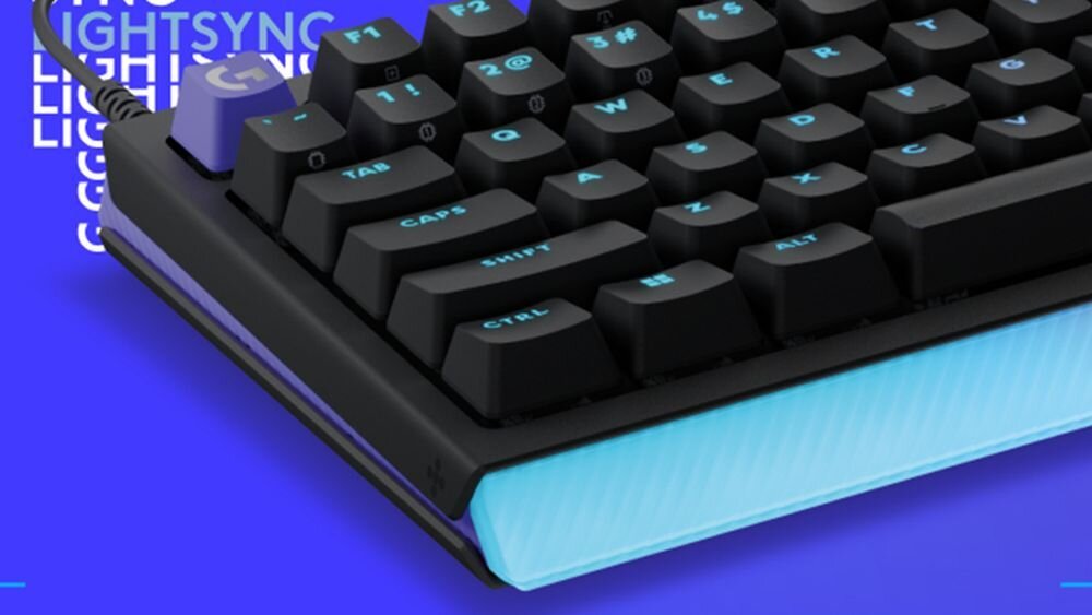Klawiatura LOGITECH G512 X 75 LIGHTSYNC RGB podświetlenia klawiszy oraz paska świetlnego Logitech G512 X 75 16,8 miliona kolorów efektów świetlnych - Widok z boku na podświetloną krawędź klawiatury z widocznymi klawiszami funkcyjnymi