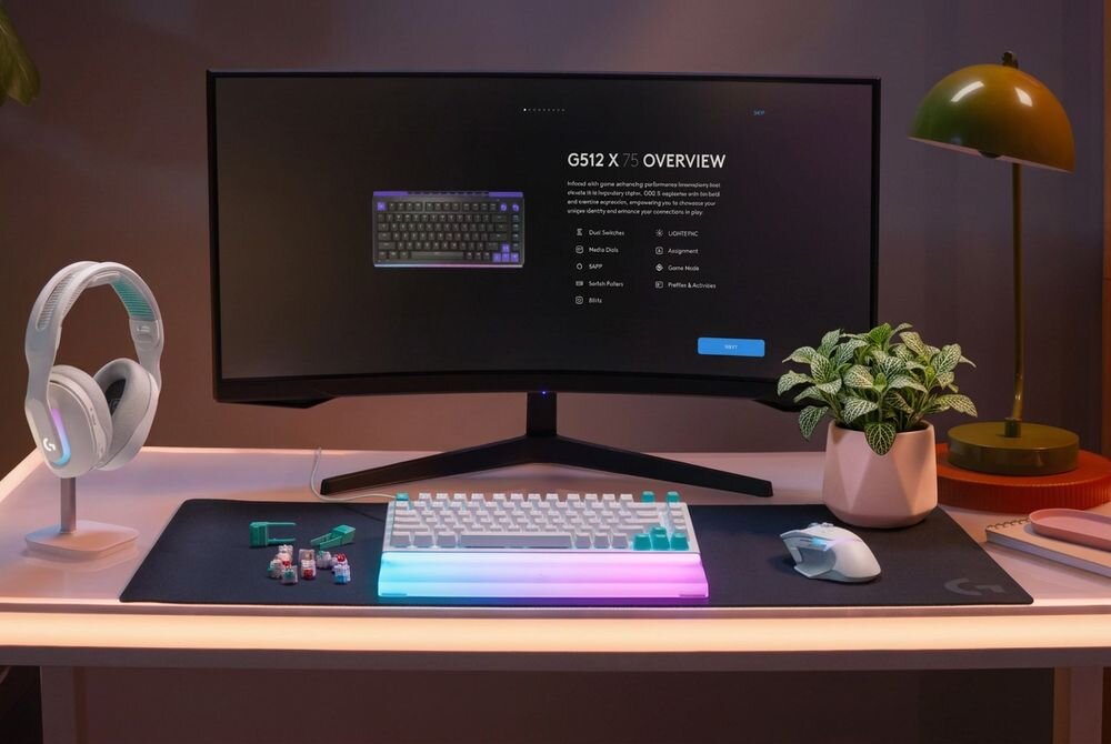 Klawiatura LOGITECH G512 X 75 Logitech G HUB Logitech G512 X 75 przypisywać funkcje do klawiszy, tworzyć makra, konfigurować funkcje warstwowe zarządzać ustawieniami analogowymi Aplikacja podświetlenie LIGHTSYNC RGB - Stanowisko z zakrzywionym monitorem, jasną klawiaturą z podświetleniem i słuchawkami na stojaku