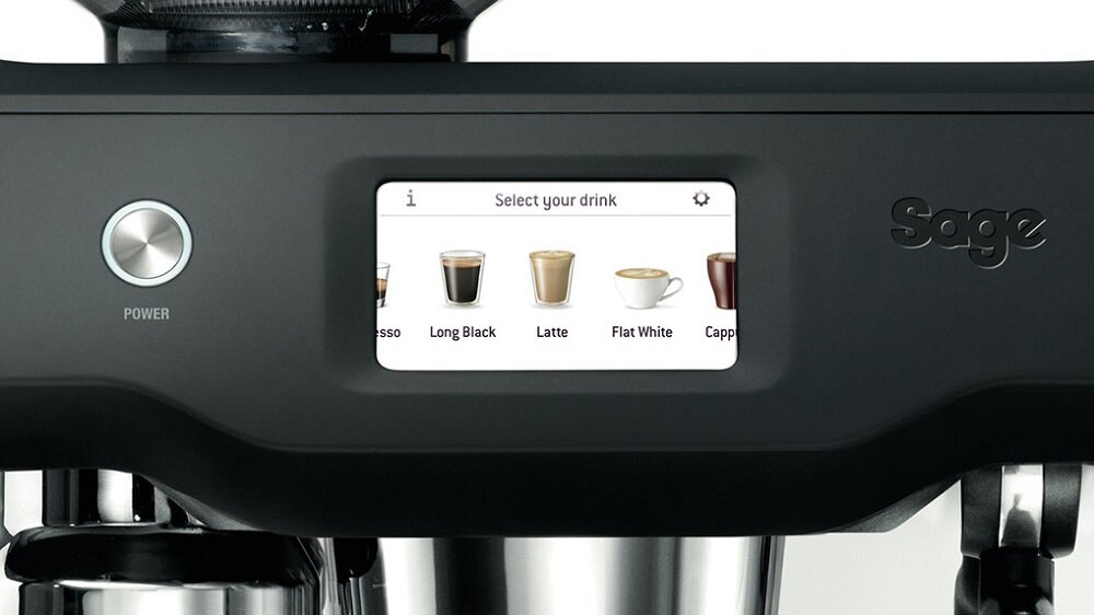 Na obrazie widoczny jest panel sterowania ekspresu do kawy z wyświetlaczem dotykowym, na którym można wybrać różne rodzaje kaw, takie jak Espresso, Long Black, Latte, Flat White i Cappuccino. Obok wyświetlacza znajduje się przycisk z napisem \'POWER\' oraz logo \'Sage\'.