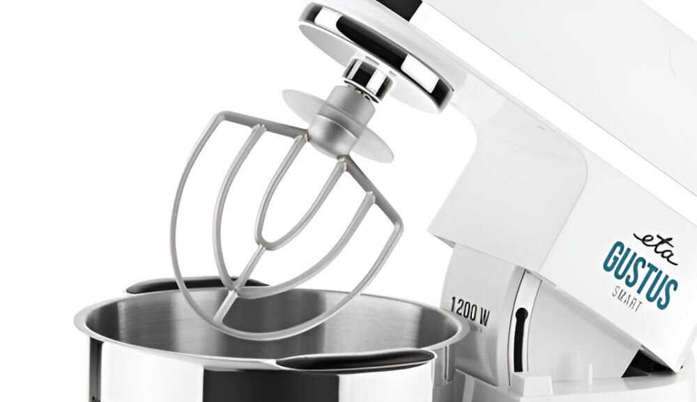 Na obrazie widoczny jest biały robot kuchenny z metalową misą i mieszadłem. Na obudowie znajduje się napis \'eta GUSTUS SMART\' oraz oznaczenie \'1200 W\'.