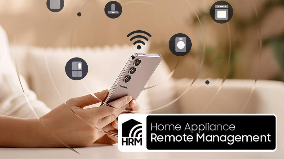 Zdalna diagnostyka Osoba trzyma smartfon, wokół którego unoszą się ikony symbolizujące różne urządzenia domowe. Na dole widoczny jest napis \'Home Appliance Remote Management\' z logo HRM.