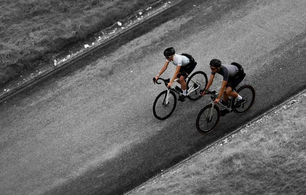 Kobieta z kucykiem w sportowym stroju biegnie przy białej ścianie z egzoszkieletem na nogach