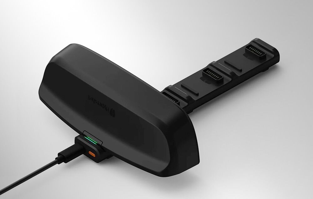 Czarna stacja ładująca HYPERSHELL podłączona kablem USB-C w trakcie ładowania