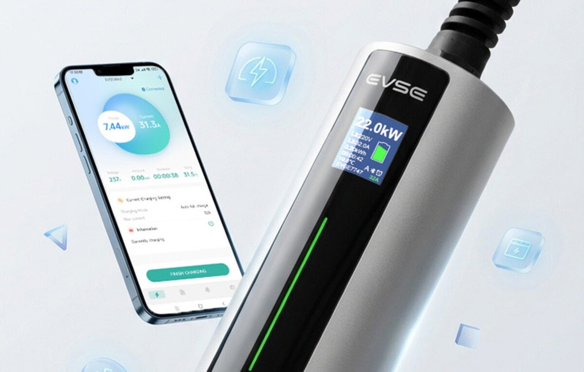 ładowarka EVSE z ekranem LCD przedstawiona obok smartfona z aplikacją do sterowania ładowaniem