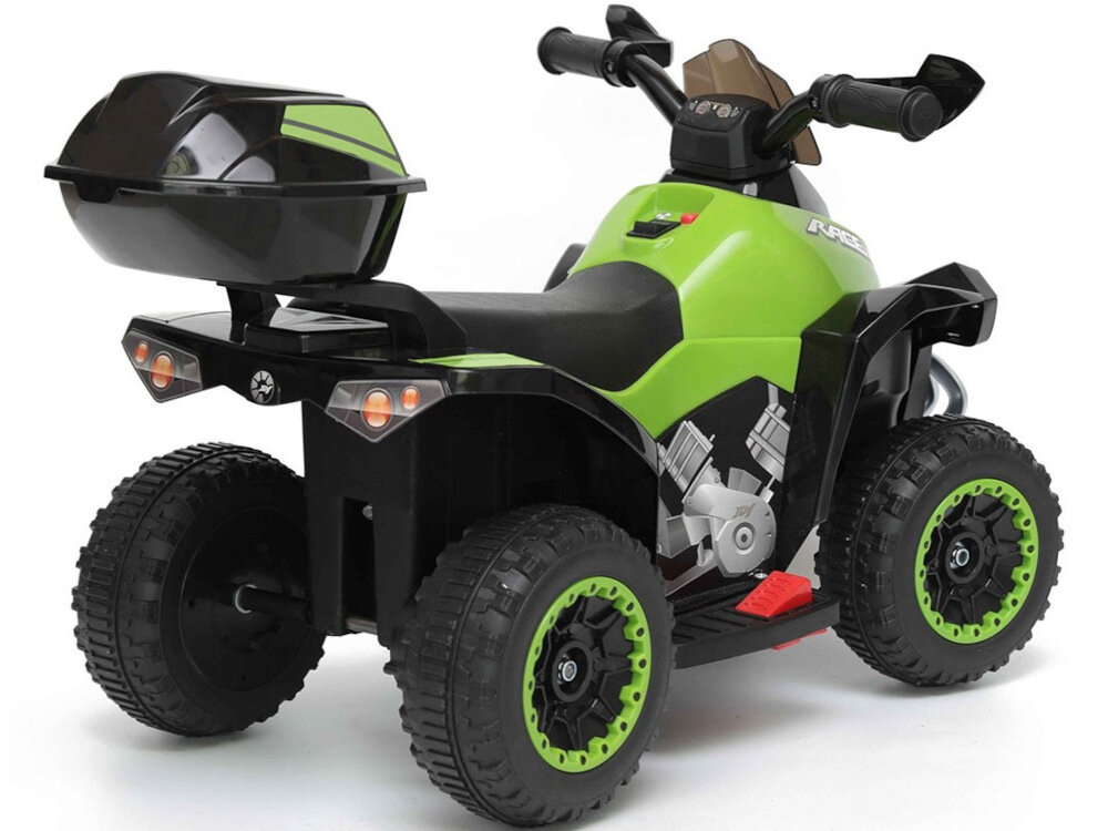 Zielony quad elektryczny dla dzieci z czarnymi i zielonymi kołami oraz czarnym bagażnikiem z tyłu. Na boku widoczne są grafiki przedstawiające silniki, a na kierownicy znajduje się panel sterowania.