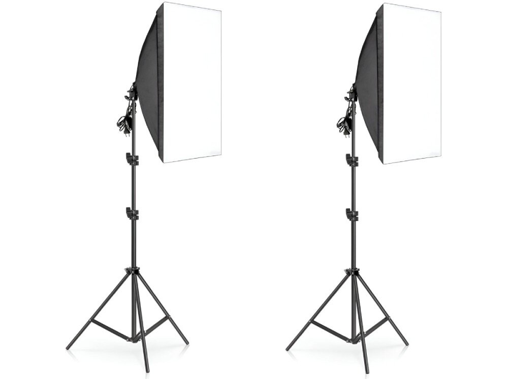 Na obrazie widoczne są dwa zestawy lamp studyjnych z białymi softboxami zamontowanymi na czarnych statywach. Lampy są ustawione obok siebie, a ich kable są widoczne na statywach.