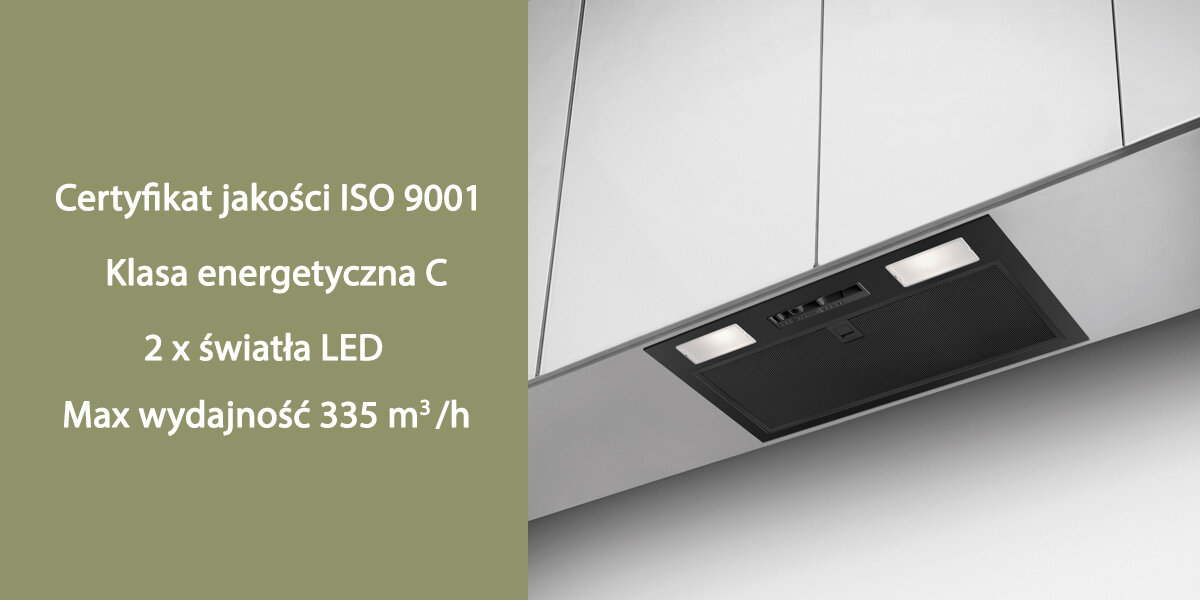 Obraz przedstawia czarny okap kuchenny zamontowany pod szafką. Obok widoczny jest tekst: \'Certyfikat jakości ISO 9001, Klasa energetyczna C, 2 x światła LED, Max wydajność 335 m³/h\'.
