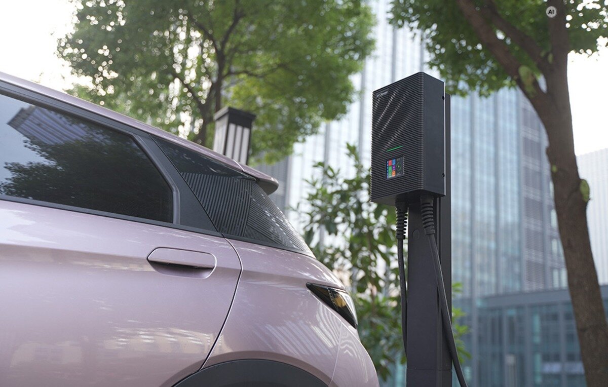 Ładowarka do samochodu elektrycznego BESEN SQW45-BC-22KW-APP Czarna ładowarka na słupku zamontowana na miejskim parkingu obok szarego samochodu elektrycznego.