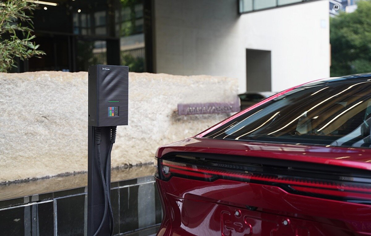 Ładowarka do samochodu elektrycznego BESEN SQW45-BC-22KW-APP Wolnostojąca stacja ładowania pojazdów elektrycznych na słupku z wyświetlaczem stojąca obok czerwonego samochodu
