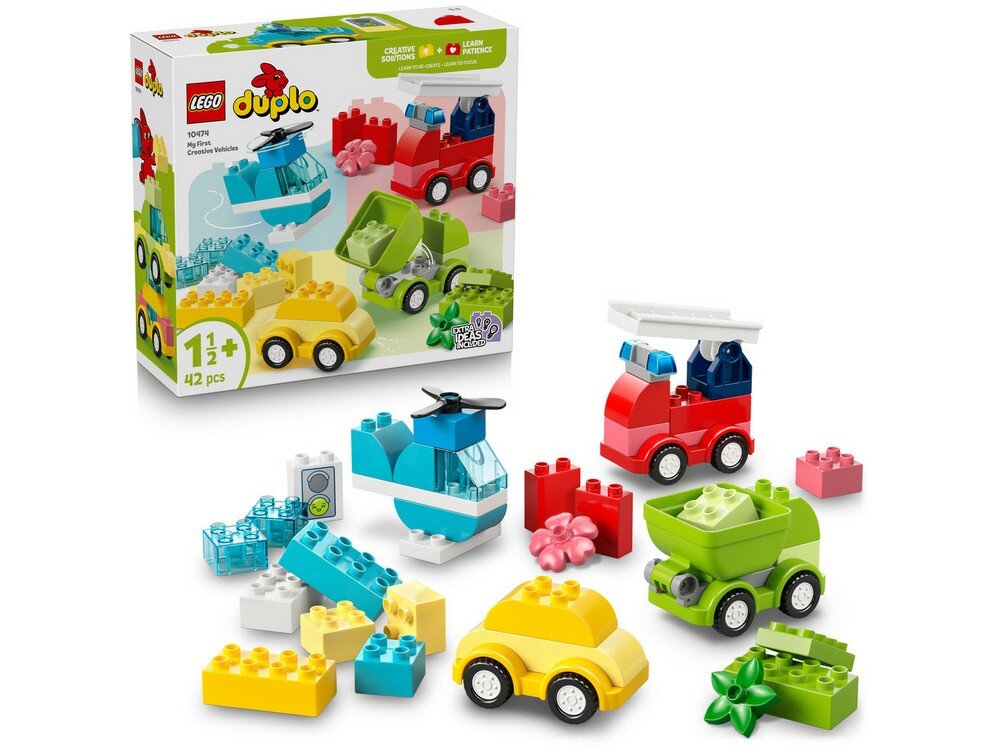 Na obrazie znajduje się zestaw klocków LEGO DUPLO z różnokolorowymi elementami, w tym pojazdami i kwiatkami. W tle widoczne jest pudełko z grafiką przedstawiającą złożone modele z klocków oraz logo LEGO DUPLO.